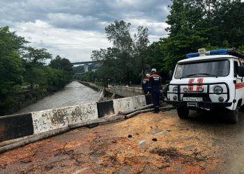 В Сочи размыло два автомобильных моста
