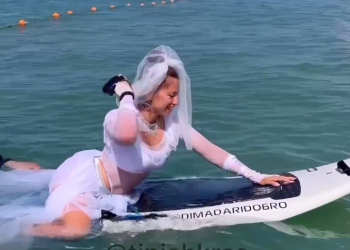 В Геленджике по бухте рассекала белоснежная невеста с откляченным задом