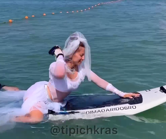 В Геленджике по бухте рассекала белоснежная невеста с откляченным задом