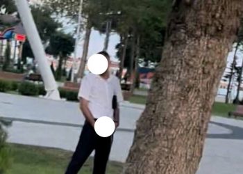 ТГ-канал: писающий на дерево в центре Анапы полицейский заявил, что это его город