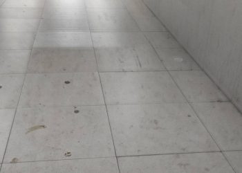 В Краснодаре в подземном переходе на Старокубанском кольце вздулась плитка