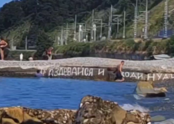 «Раздевайся и входи»: в Сочи нудисты наглядно обозначили правила пребывания на пляже