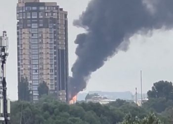 В Краснодаре 131 человек тушил пожар на НПЗ