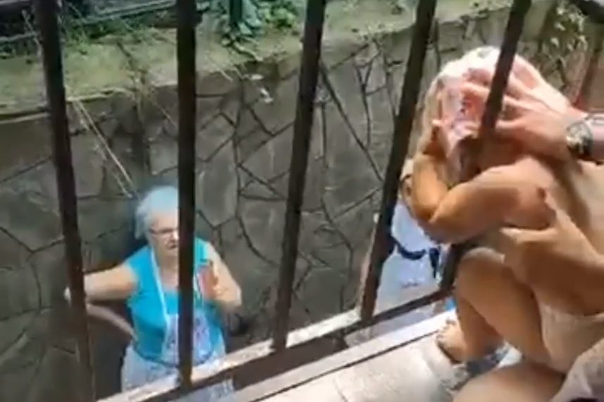 В Сочи у ребенка застряла голова в ограждении балкона