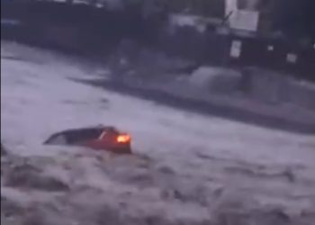 В Сочи унесло в море машину