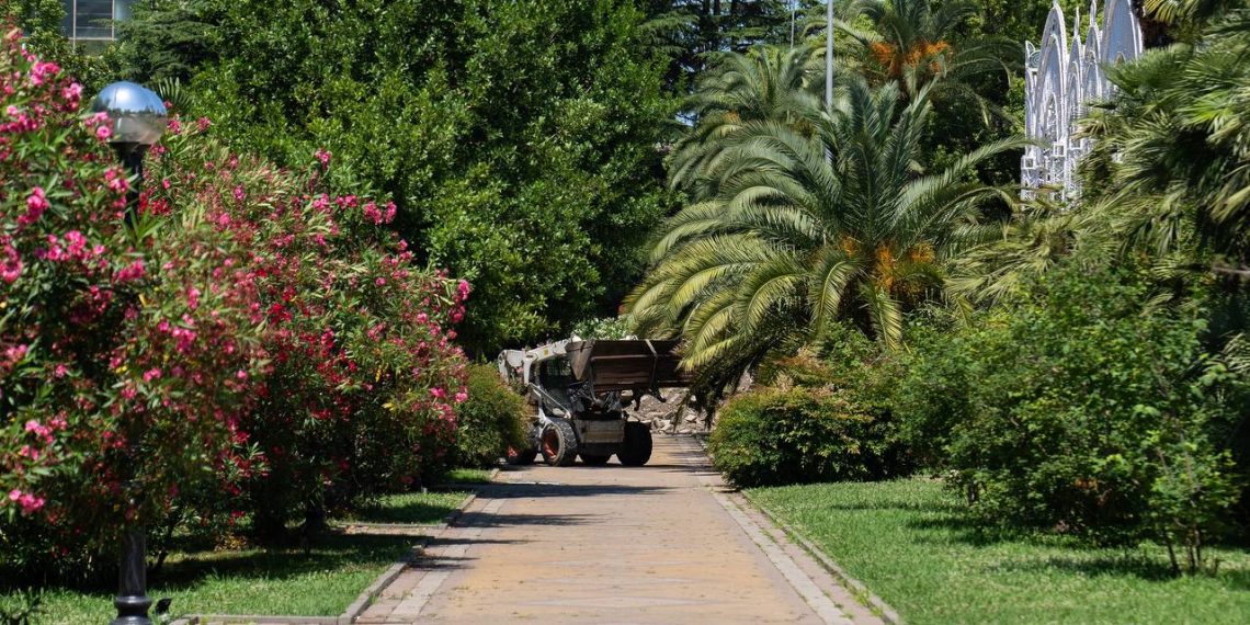 В Сочи благоустраивают площадь Искусств перед художественным музеем