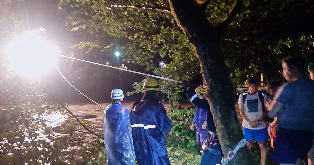 В Сочи спасатели переправили через Хосту 14 человек