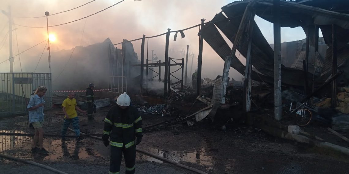 “Брал мясо, а сейчас там шашлык”: в Краснодаре сгорел большой магазин “Светофор”