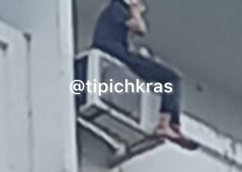 В Краснодаре женщина оседлала внешний блок кондиционера на восьмом этаже