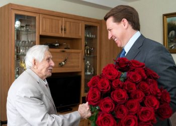 Копайгородский поздравил ветерана Сюткина со 101-летием