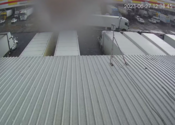 Смертельный удар молнии в мужчину на овощебазе в Краснодаре попал на видео