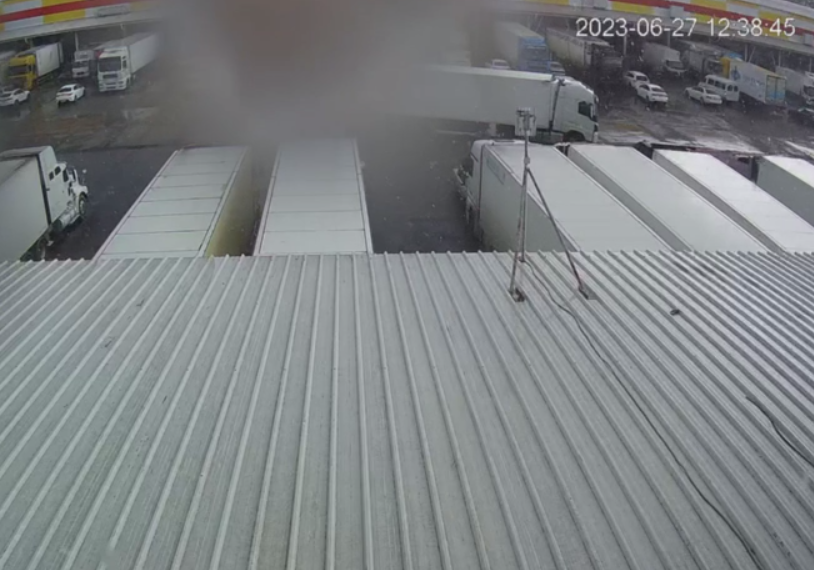 Смертельный удар молнии в мужчину на овощебазе в Краснодаре попал на видео