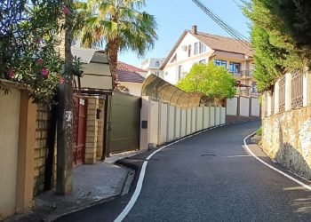 В переулке Рахманинова в Сочи наносят разметку