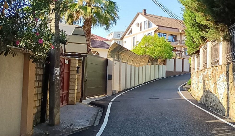 В переулке Рахманинова в Сочи наносят разметку