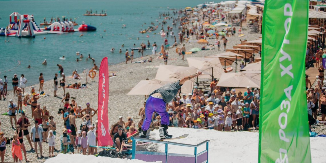 Снежные старты на пляже в разгар лета проведет горный курорт «Роза Хутор»