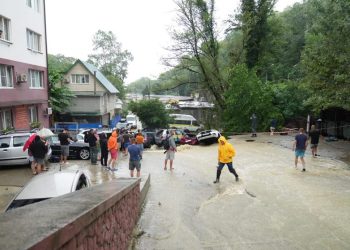 В Сочи продолжает действовать штормовое предупреждение