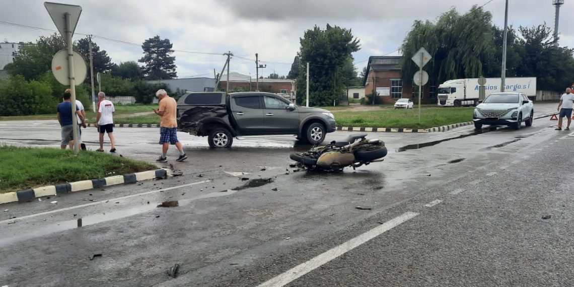 На Кубани Mitsubishi сбил 41-летнего мотоциклиста