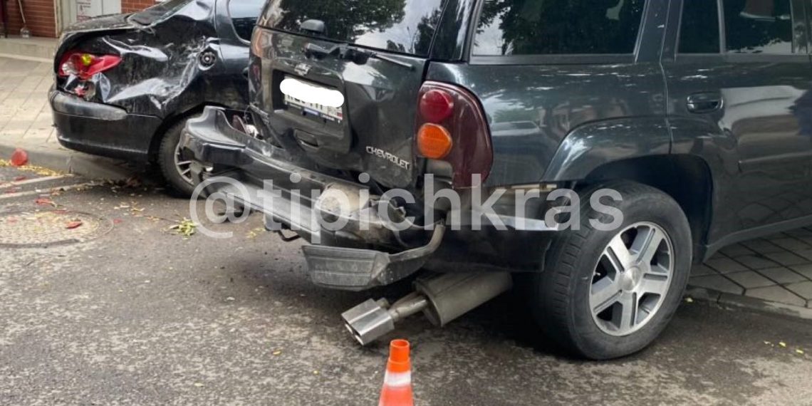 В Краснодаре «БМВ» на скорости протаранил два припаркованных автомобиля и скрылся