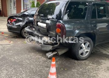 В Краснодаре «БМВ» на скорости протаранил два припаркованных автомобиля и скрылся