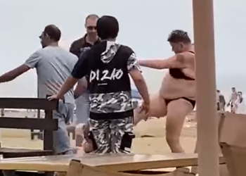 На анапском пляже женщина-терминатор эффектно уложила мужчину и женщину