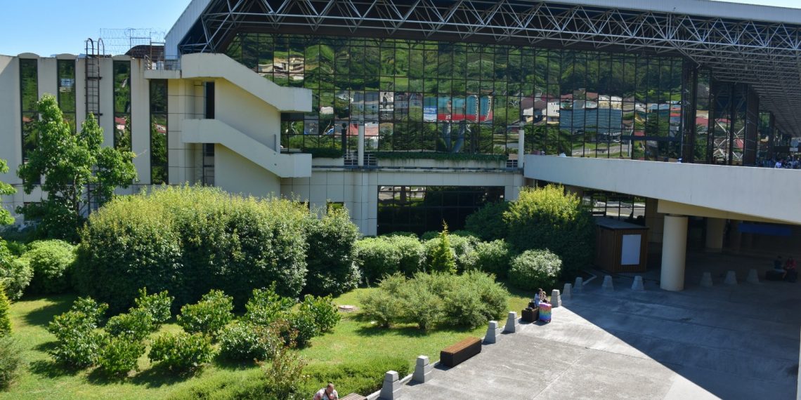 Рейсы в Тюмень и Пермь задержаны в аэропорту Сочи из-за непогоды