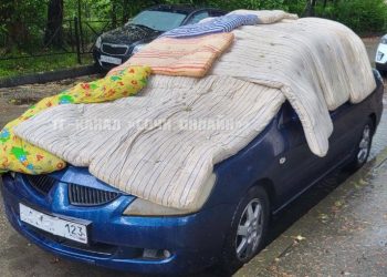 Сочинцы спасают свои машины от града матрасами и мебелью