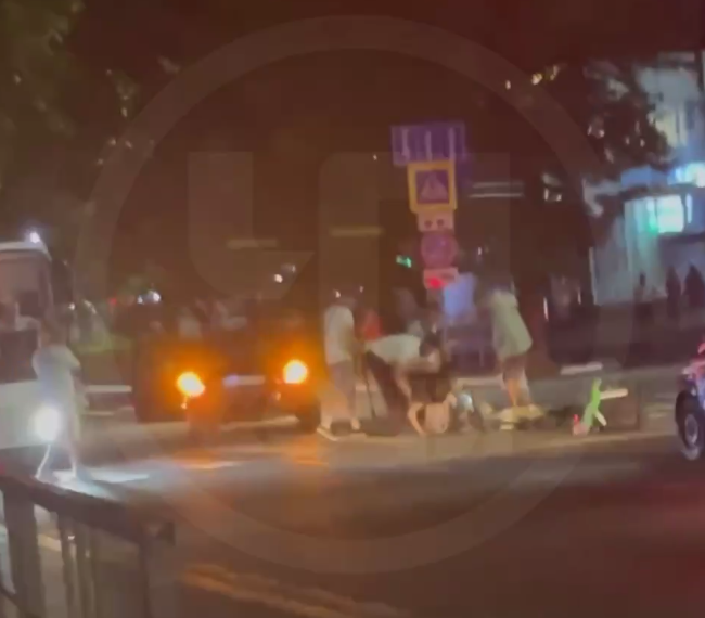 В Адлерском районе Сочи самокатчик попал под колеса автомобиля