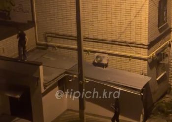 В Краснодаре женщина ходила по крыше и кричала, что ее окружили бесы