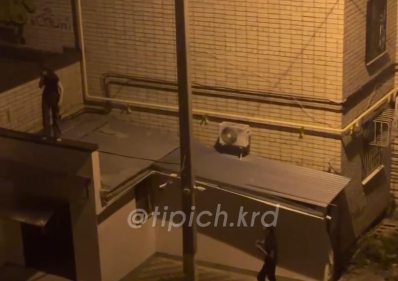 В Краснодаре женщина ходила по крыше и кричала, что ее окружили бесы