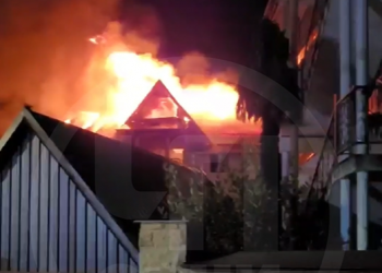 В сочинском поселке Лоо полыхает частный дом