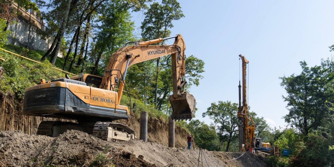В Сочи восстанавливают поврежденную оползнем дорогу на улице Шаумяна
