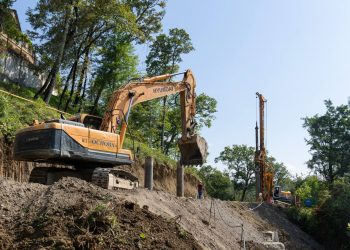 В Сочи восстанавливают поврежденную оползнем дорогу на улице Шаумяна