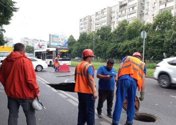 На Тургенева в Краснодаре образовалась дыра в асфальте
