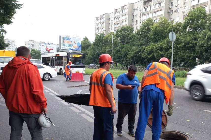 На Тургенева в Краснодаре образовалась дыра в асфальте