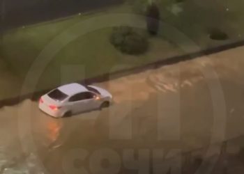 В Сочи ливень затопил федеральную трассу