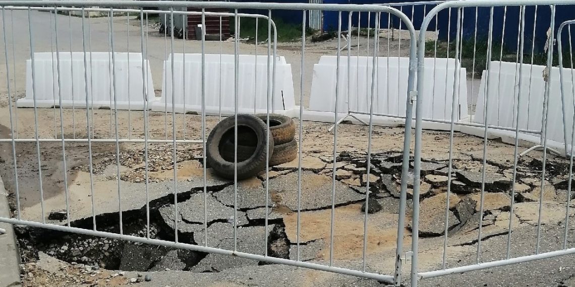 В Сочи из-за мощных ливней произошел провал грунта на дороге