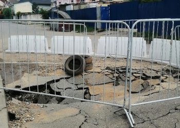 В Сочи из-за мощных ливней произошел провал грунта на дороге