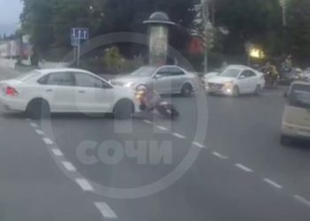 В Сочи  легковушка сбила курьера на скутере