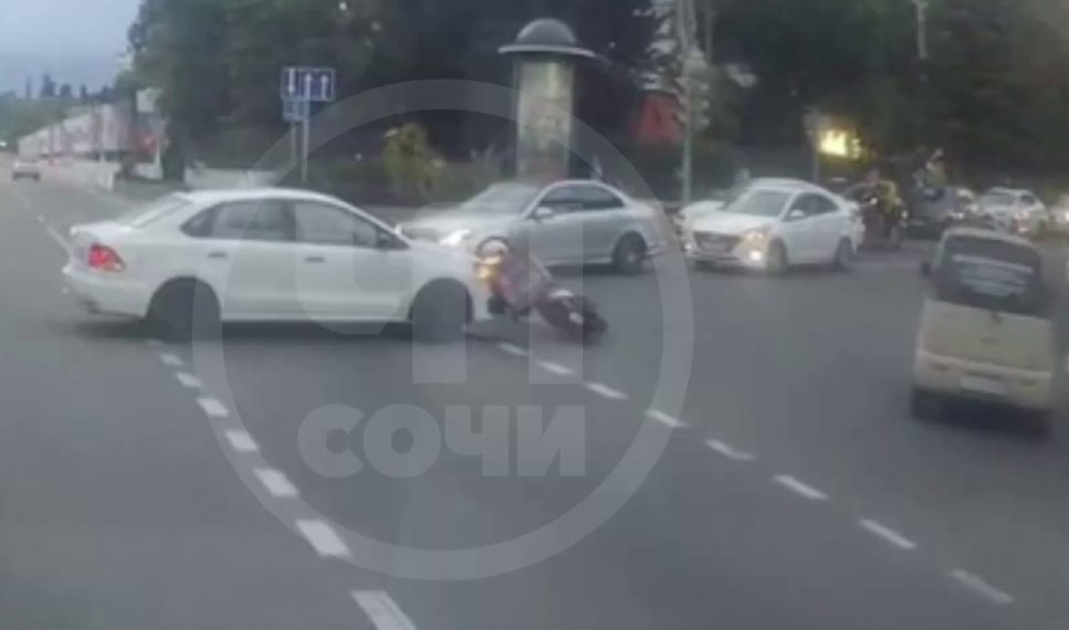 В Сочи  легковушка сбила курьера на скутере