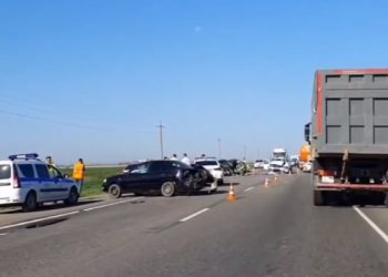 В ДТП с тремя легковушками и КамАЗом на Кубани пострадали 7 человек и один погиб