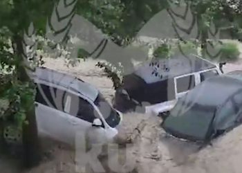 На Кубани поток воды снес четыре автомобиля