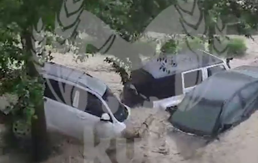 На Кубани поток воды снес четыре автомобиля