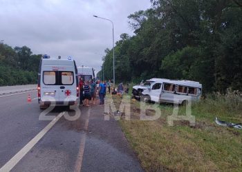На Кубани микроавтобус врезался в столб: пострадали два человека