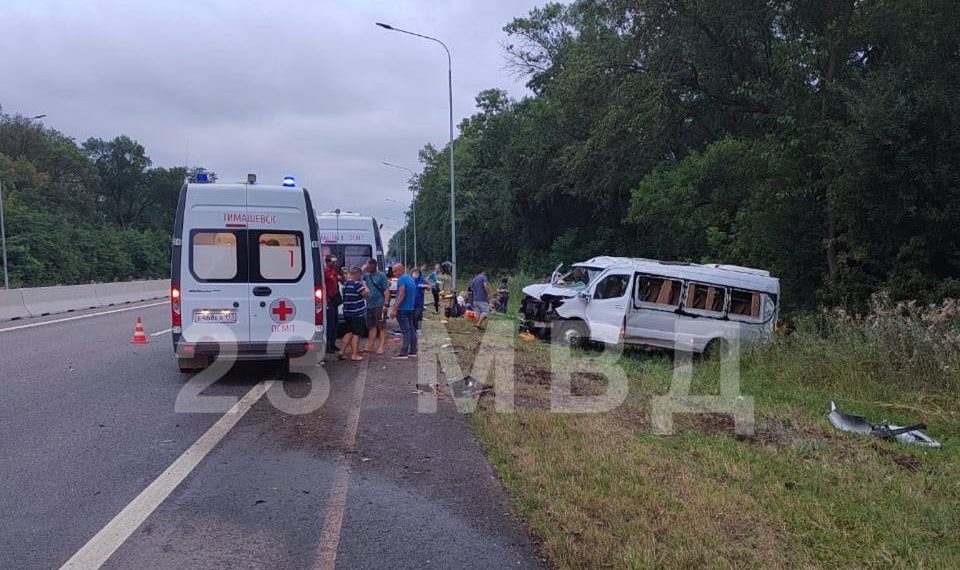 На Кубани микроавтобус врезался в столб: пострадали два человека