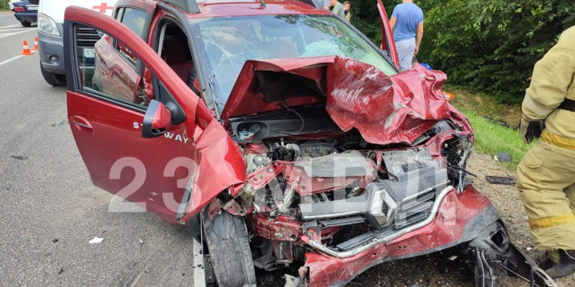 В ДТП с двумя легковушками на Кубани пострадали семь человек