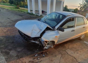 На Кубани «Лада» врезалась в остановку: пострадали два человека