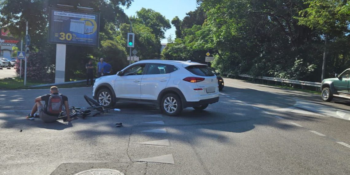 В Сириусе Hyundai сбил 37-летнего велосипедиста