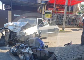 В Сочи мотоциклист врезался в «Ладу» и перелетел через нее