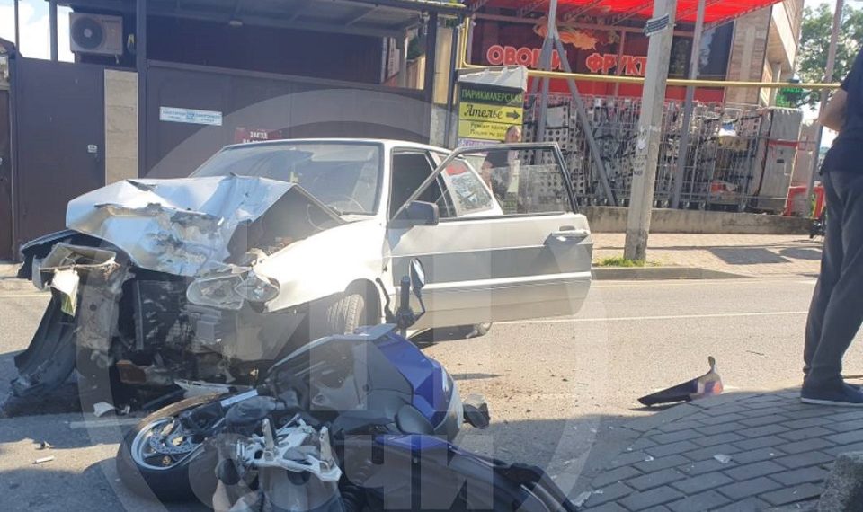 В Сочи мотоциклист врезался в «Ладу» и перелетел через нее