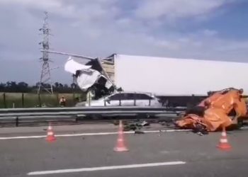 В ДТП с двумя грузовиками на Кубани погиб водитель рефрижератора